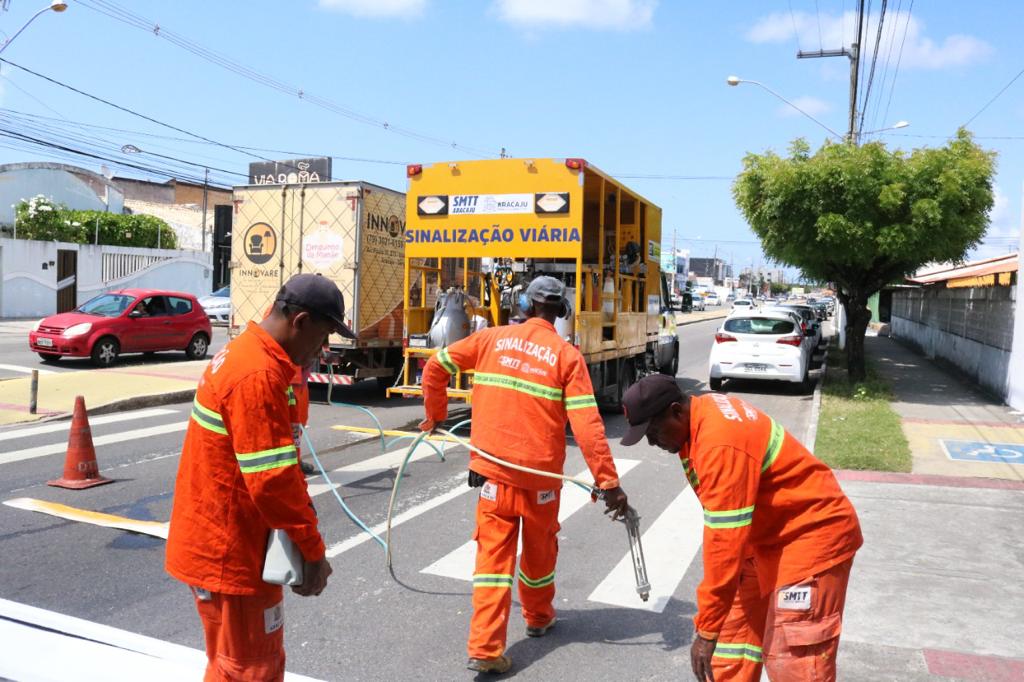 SMTT revitaliza sinalizações de trânsito da avenida Paulo VI - SMTT Aracaju